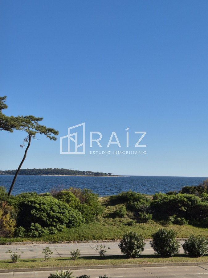 Apartamento ID.11068 - Apartamento 1 dormitorio en venta con vista al Mar edificio primera línea Playa Mansa Punta del Este