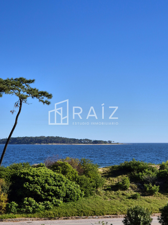 Apartamento ID.11068 - Apartamento 1 dormitorio en venta con vista al Mar edificio primera línea Playa Mansa Punta del Este