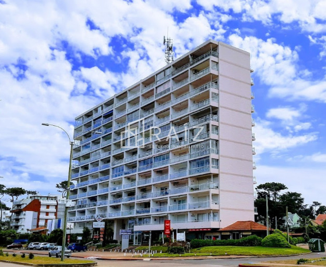 Apartamento ID.11068 - Apartamento 1 dormitorio en venta con vista al Mar edificio primera línea Playa Mansa Punta del Este