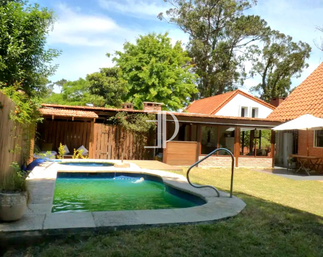 Casa ID.274 - Casa 3 dormitorios construcción tradicional con piscina Playa Mansa Punta del Este