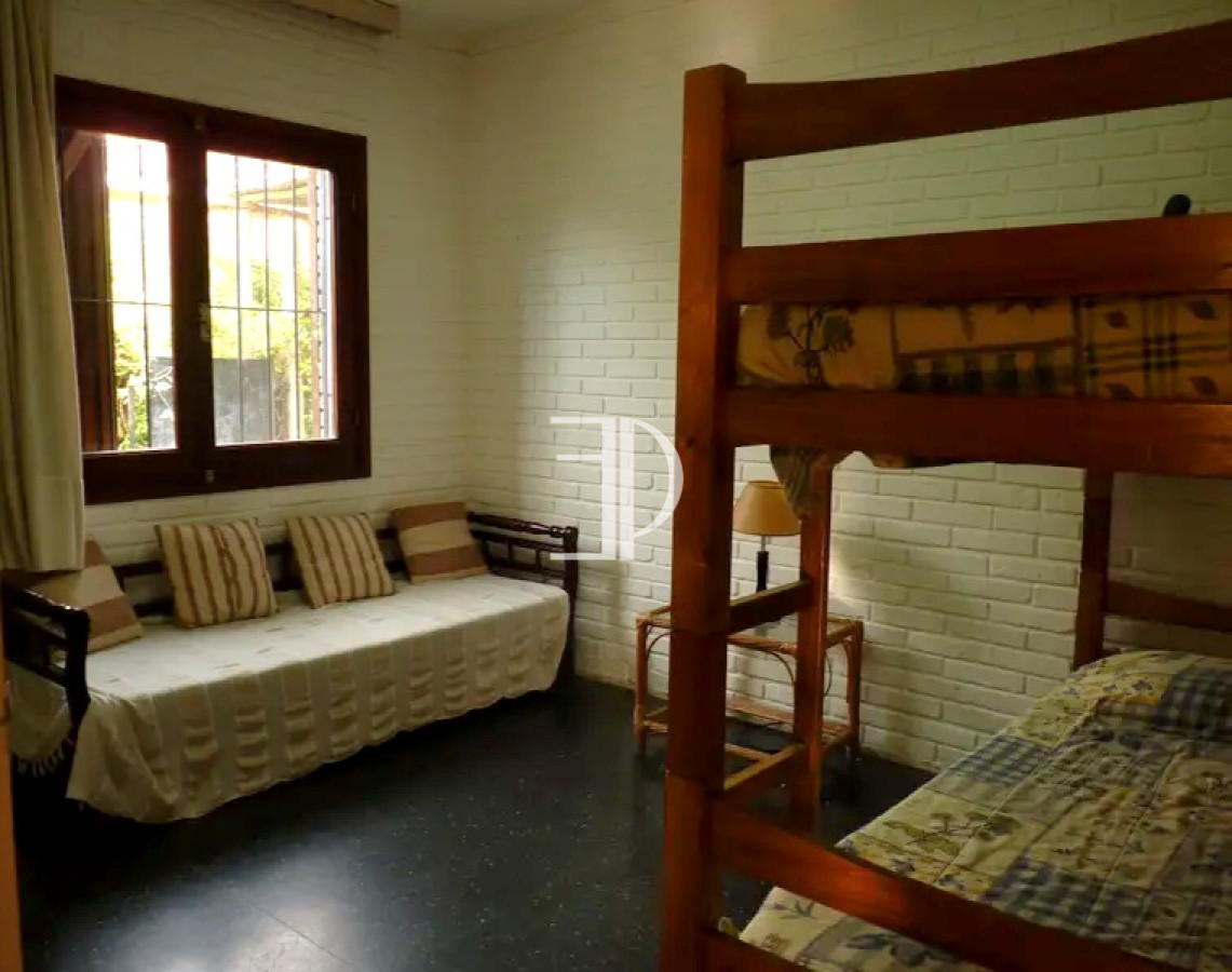 Casa ID.274 - Casa 3 dormitorios construcción tradicional con piscina Playa Mansa Punta del Este