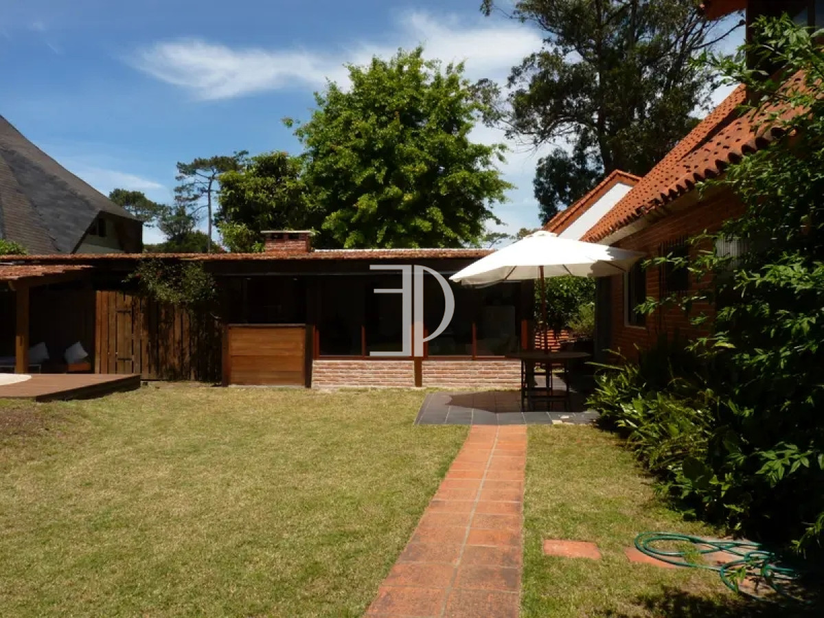 Casa ID.274 - Casa 3 dormitorios construcción tradicional con piscina Playa Mansa Punta del Este