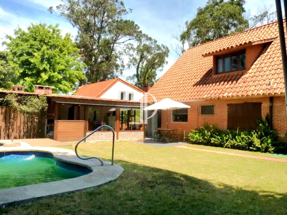 Casa ID.274 - Casa 3 dormitorios construcción tradicional con piscina Playa Mansa Punta del Este