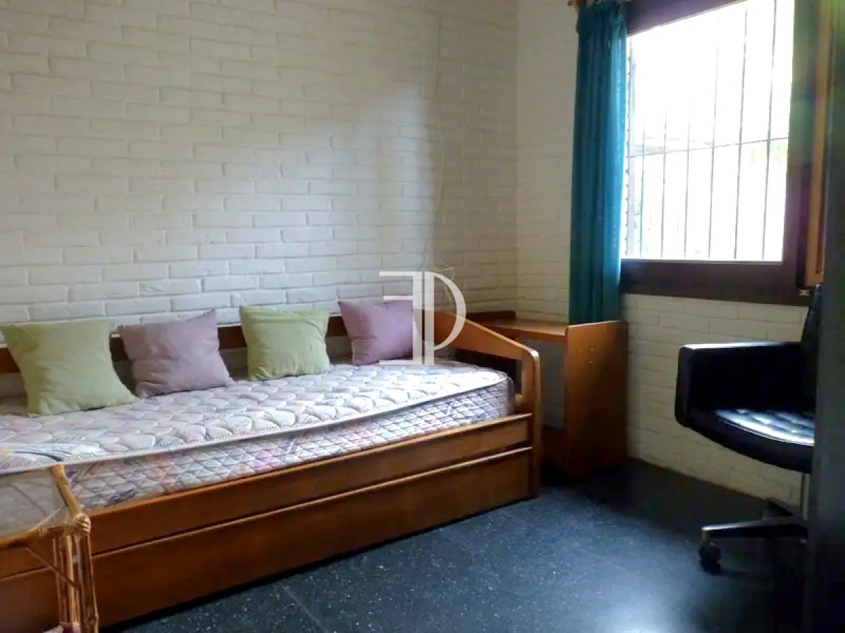 Casa ID.274 - Casa 3 dormitorios construcción tradicional con piscina Playa Mansa Punta del Este