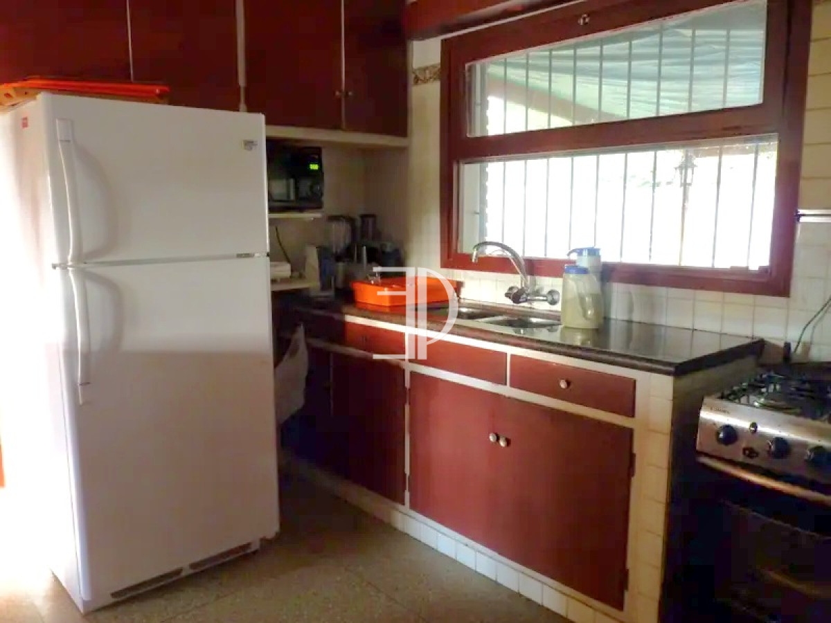 Casa ID.274 - Casa 3 dormitorios construcción tradicional con piscina Playa Mansa Punta del Este