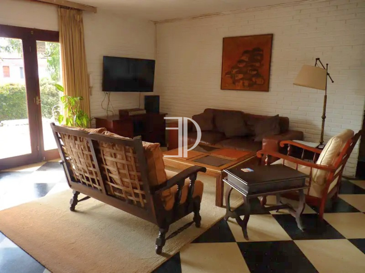 Casa ID.274 - Casa 3 dormitorios construcción tradicional con piscina Playa Mansa Punta del Este