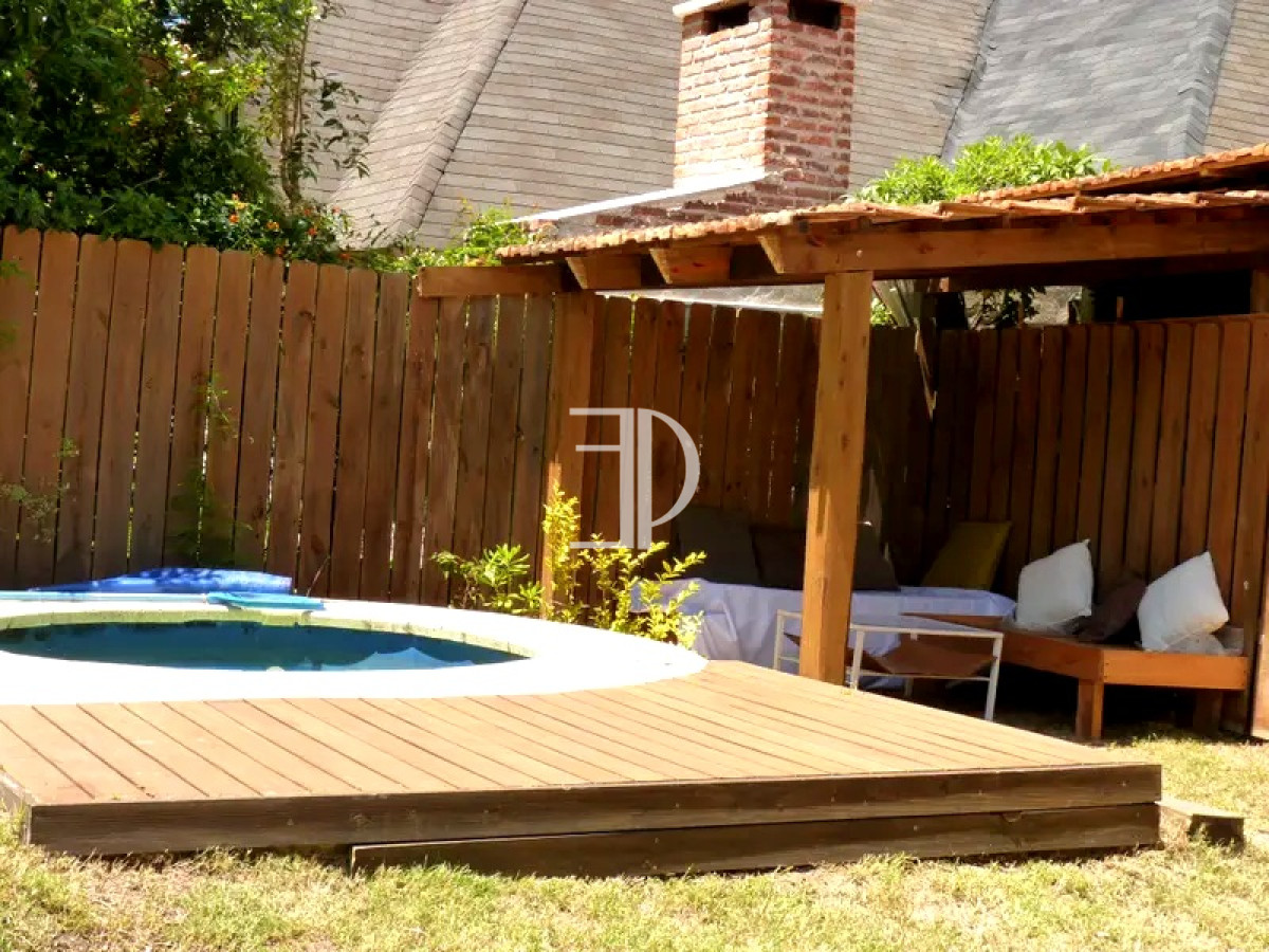 Casa ID.274 - Casa 3 dormitorios construcción tradicional con piscina Playa Mansa Punta del Este