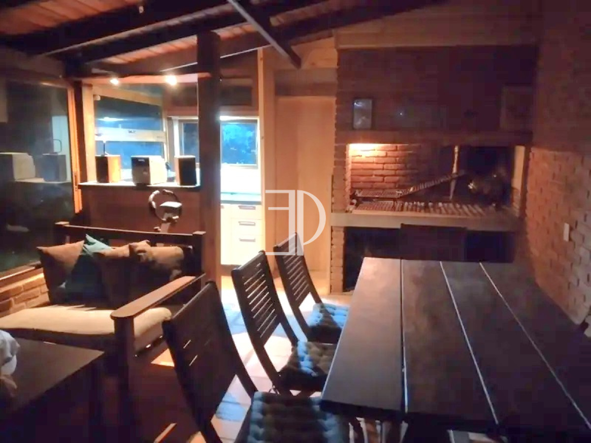 Casa ID.274 - Casa 3 dormitorios construcción tradicional con piscina Playa Mansa Punta del Este