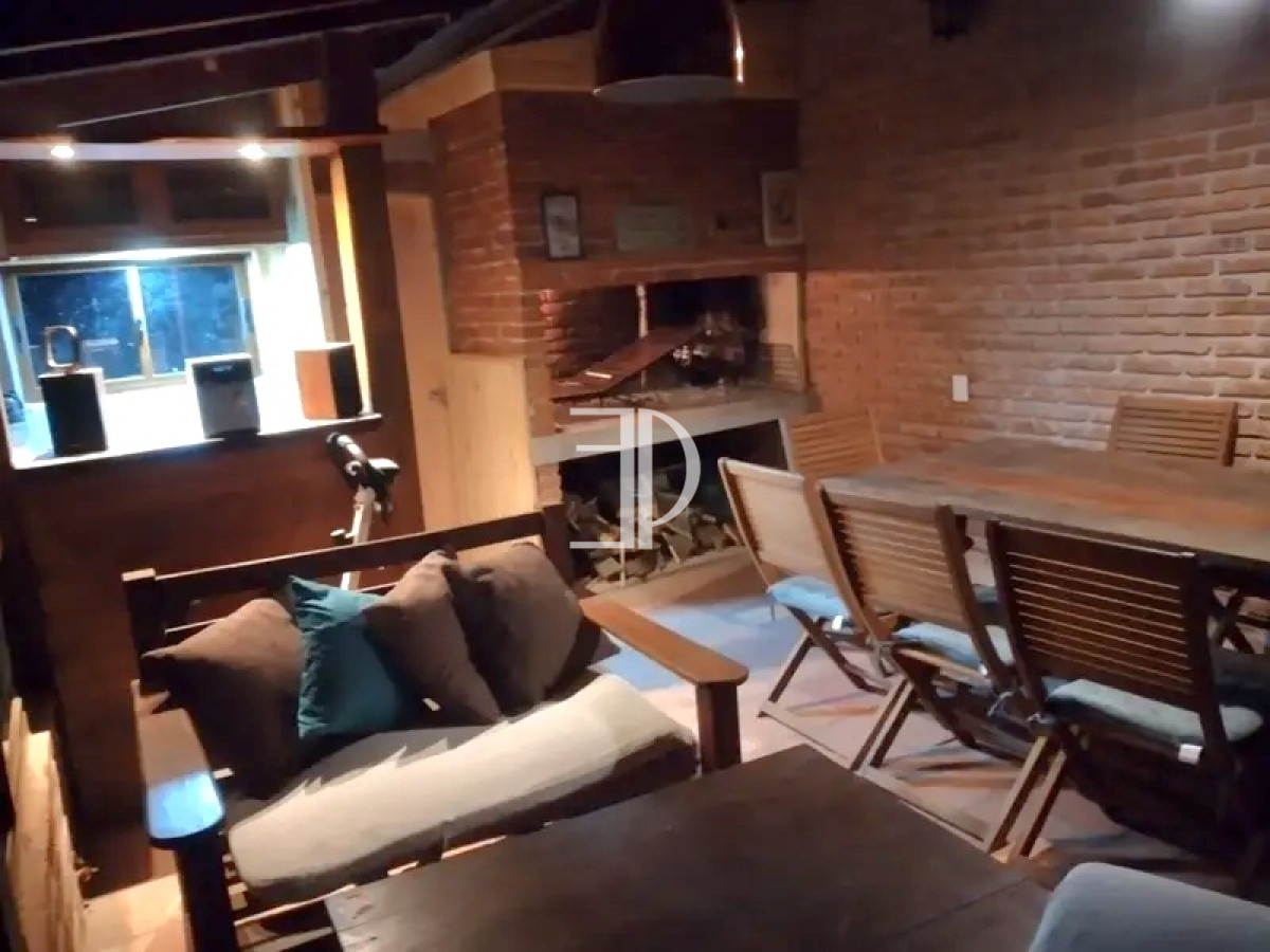 Casa ID.274 - Casa 3 dormitorios construcción tradicional con piscina Playa Mansa Punta del Este