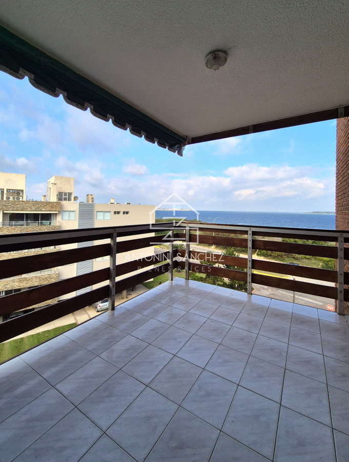 Apartamento ID.2360 - Apartamento 2 dormitorios reciclado garage vista al mar primera linea Playa Mansa Punta del Este