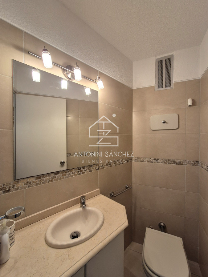 Apartamento ID.2360 - Apartamento 2 dormitorios reciclado garage vista al mar primera linea Playa Mansa Punta del Este