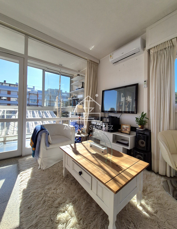Apartamento ID.2389 - Apartamento 1 dormitorio en venta con vista al Mar edificio primera línea Playa Mansa Punta del Este
