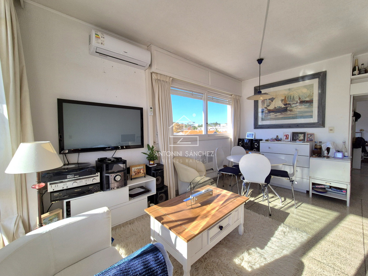 Apartamento ID.2389 - Apartamento 1 dormitorio en venta con vista al Mar edificio primera línea Playa Mansa Punta del Este
