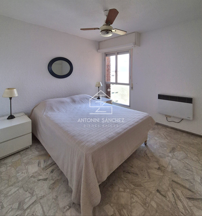 Apartamento ID.2360 - Apartamento 2 dormitorios reciclado garage vista al mar primera linea Playa Mansa Punta del Este