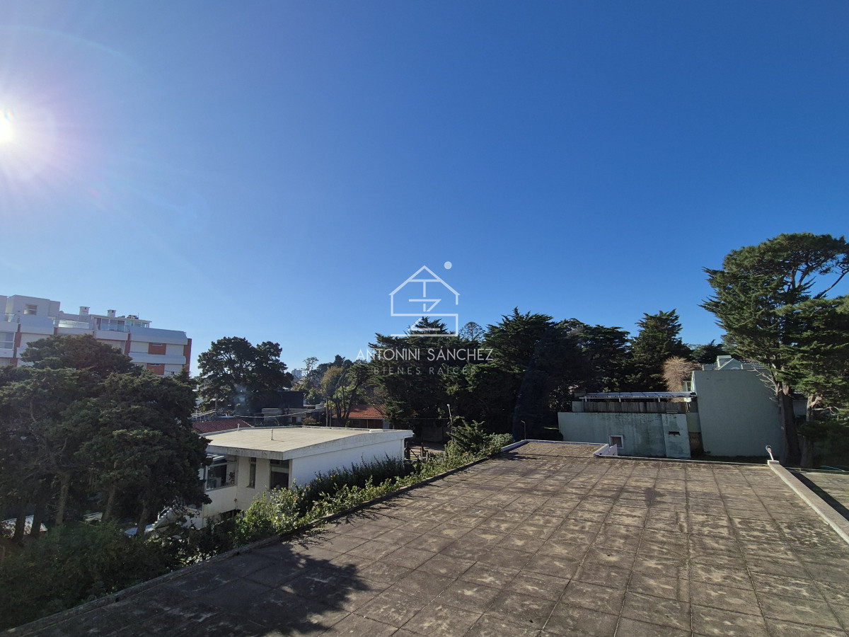 Apartamento ID.2389 - Apartamento 1 dormitorio en venta con vista al Mar edificio primera línea Playa Mansa Punta del Este