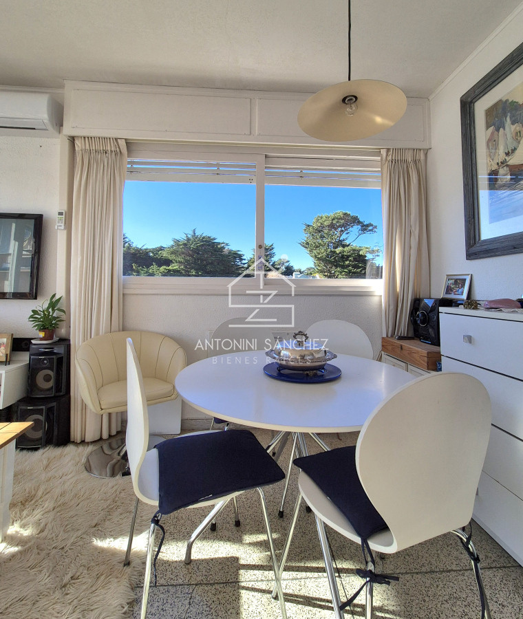 Apartamento ID.2389 - Apartamento 1 dormitorio en venta con vista al Mar edificio primera línea Playa Mansa Punta del Este