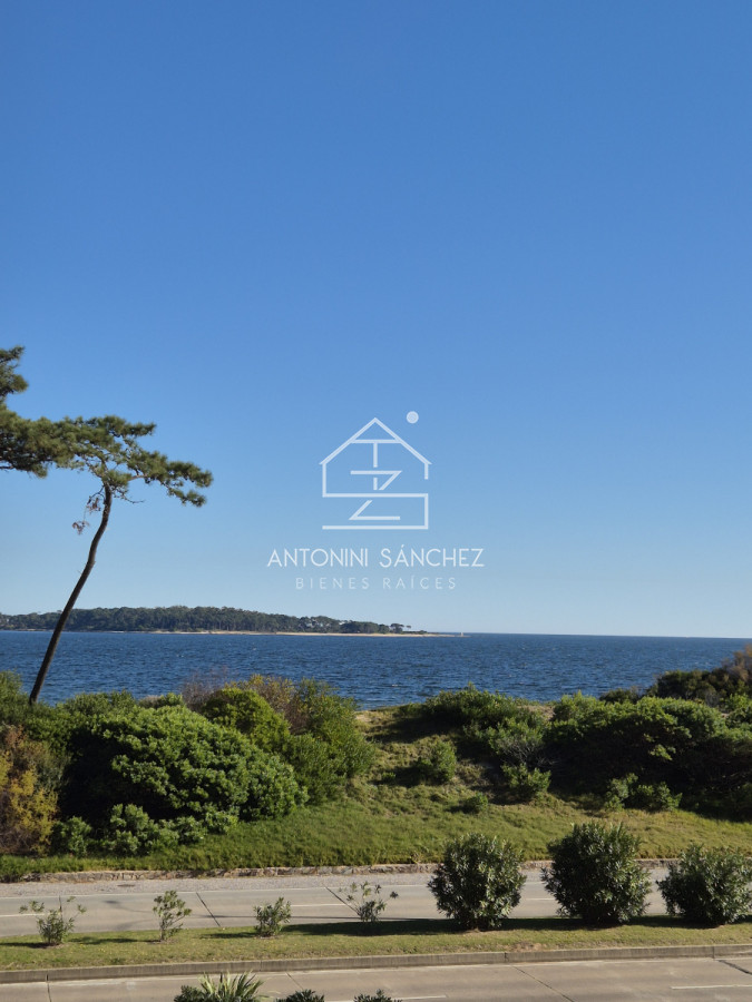 Apartamento ID.2389 - Apartamento 1 dormitorio en venta con vista al Mar edificio primera línea Playa Mansa Punta del Este