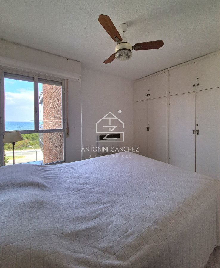 Apartamento ID.2360 - Apartamento 2 dormitorios reciclado garage vista al mar primera linea Playa Mansa Punta del Este