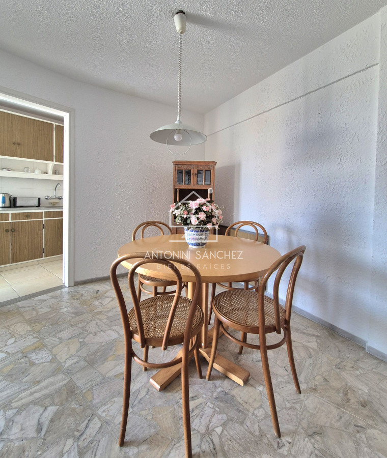 Apartamento ID.2360 - Apartamento 2 dormitorios reciclado garage vista al mar primera linea Playa Mansa Punta del Este