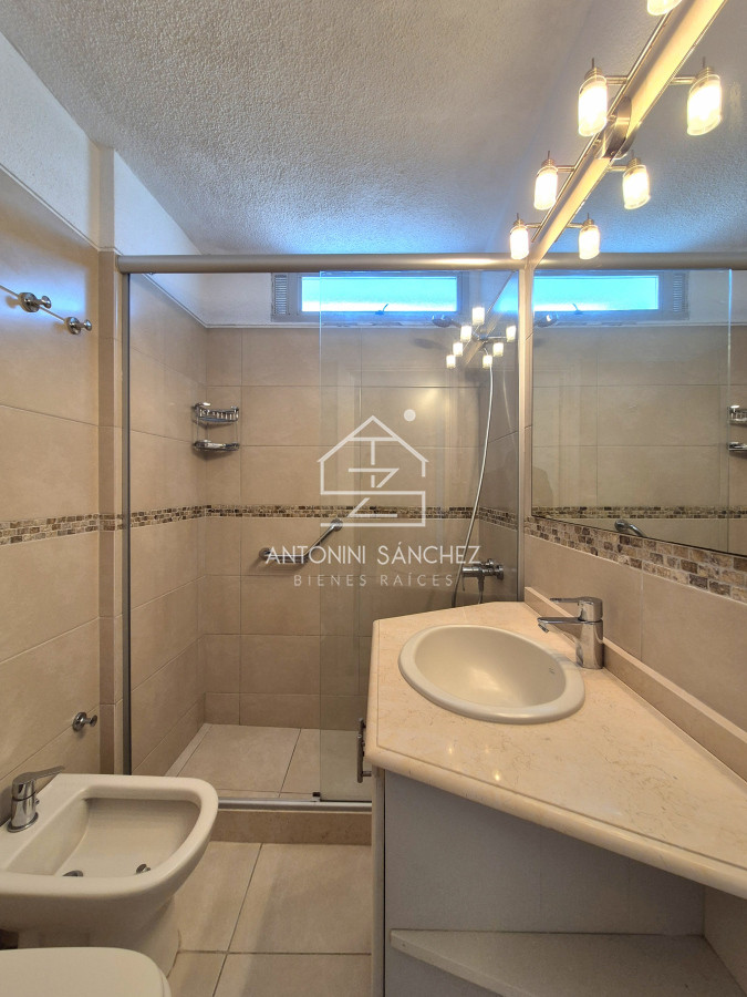 Apartamento ID.2360 - Apartamento 2 dormitorios reciclado garage vista al mar primera linea Playa Mansa Punta del Este