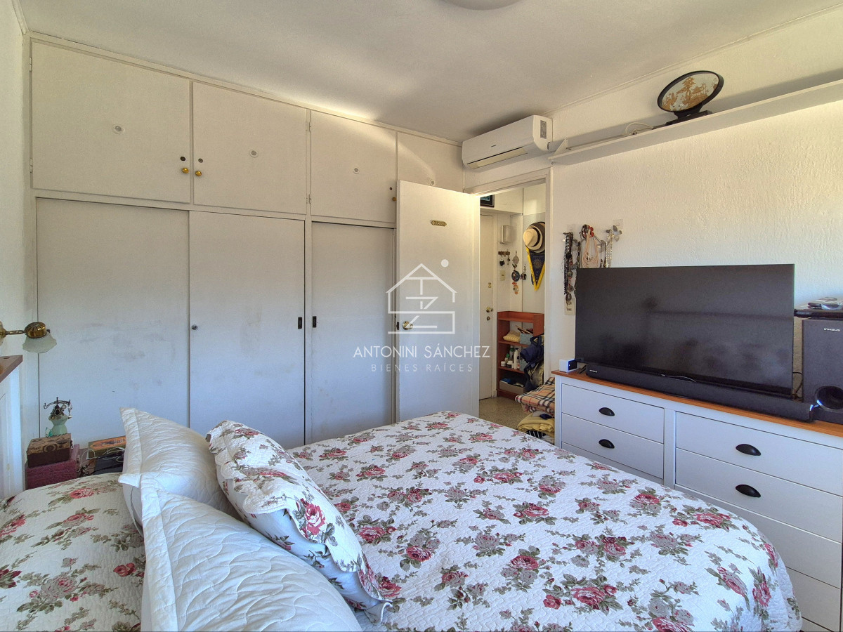 Apartamento ID.2389 - Apartamento 1 dormitorio en venta con vista al Mar edificio primera línea Playa Mansa Punta del Este