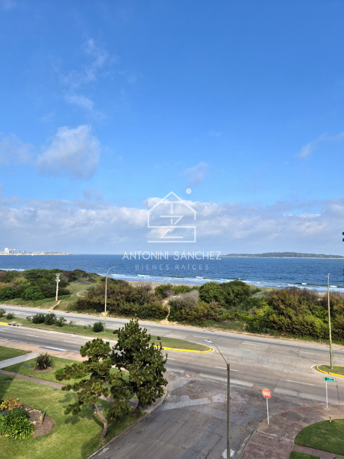 Apartamento ID.2360 - Apartamento 2 dormitorios reciclado garage vista al mar primera linea Playa Mansa Punta del Este