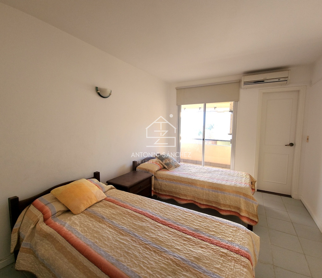 Apartamento ID.1394 - Apartamento 3 dormitorios primera linea frente al mar Playa Mansa Pinares con piscina y cochera