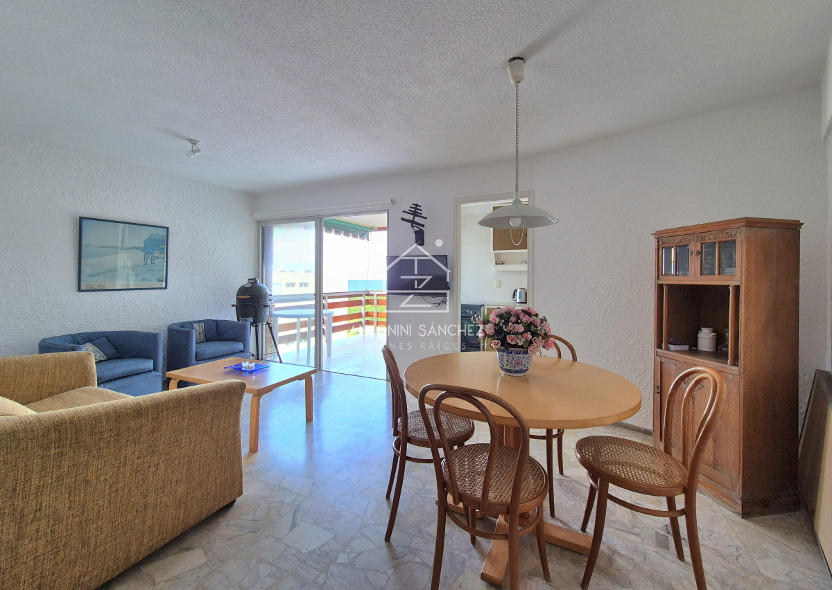 Apartamento ID.2360 - Apartamento 2 dormitorios reciclado garage vista al mar primera linea Playa Mansa Punta del Este