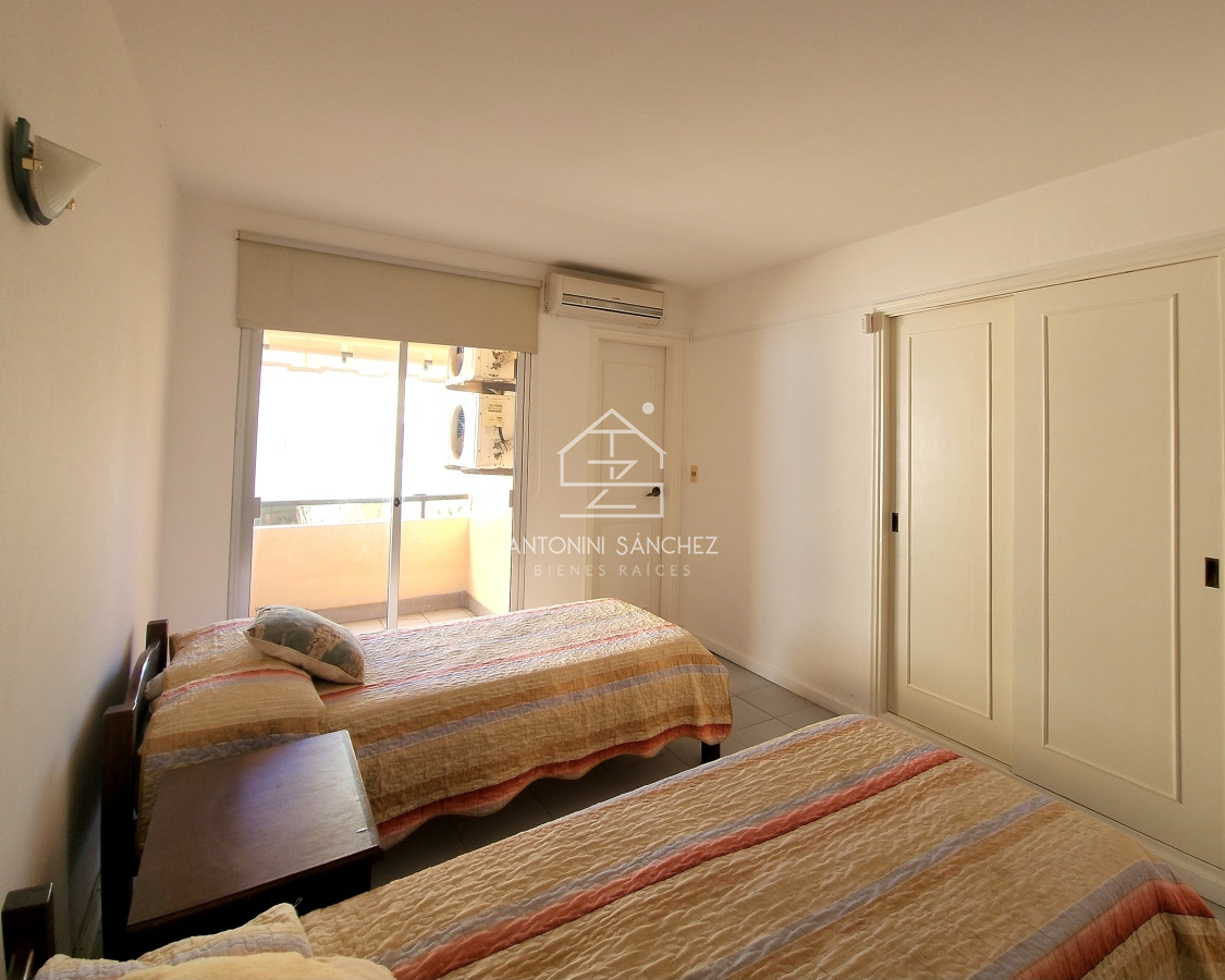 Apartamento ID.1394 - Apartamento 3 dormitorios primera linea frente al mar Playa Mansa Pinares con piscina y cochera