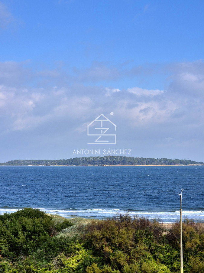 Apartamento ID.2360 - Apartamento 2 dormitorios reciclado garage vista al mar primera linea Playa Mansa Punta del Este