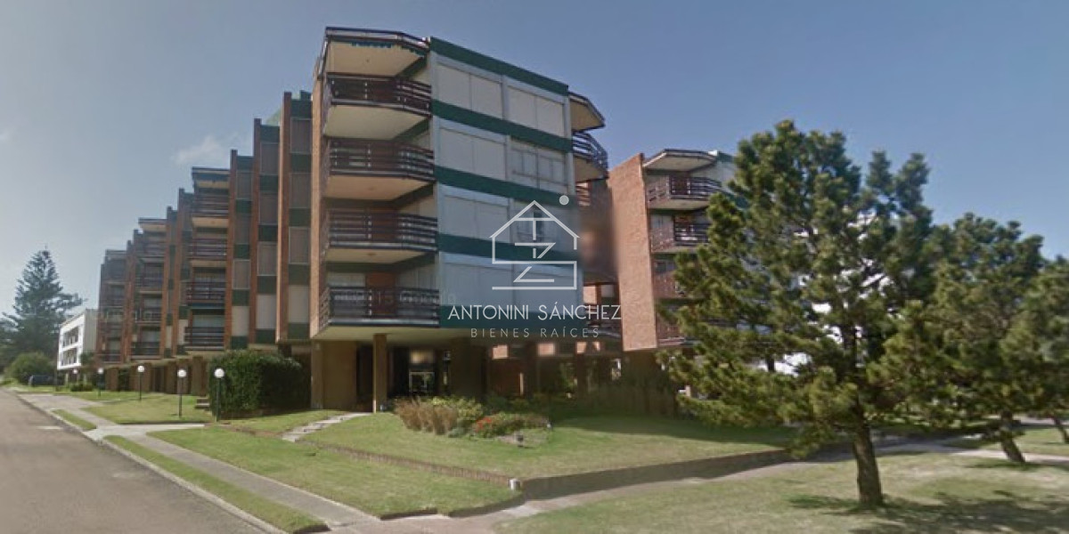 Apartamento ID.2360 - Apartamento 2 dormitorios reciclado garage vista al mar primera linea Playa Mansa Punta del Este
