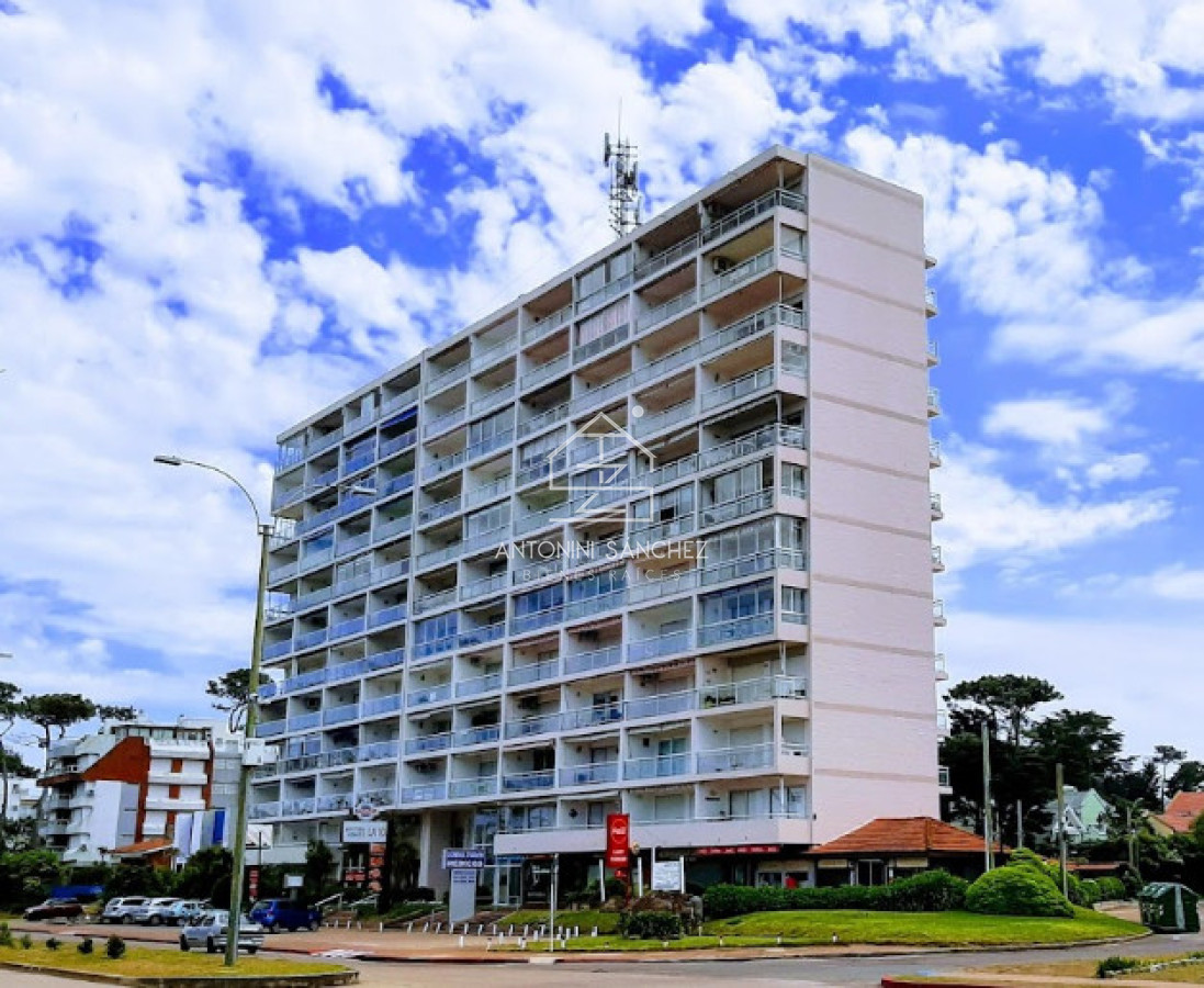 Apartamento ID.2389 - Apartamento 1 dormitorio en venta con vista al Mar edificio primera línea Playa Mansa Punta del Este