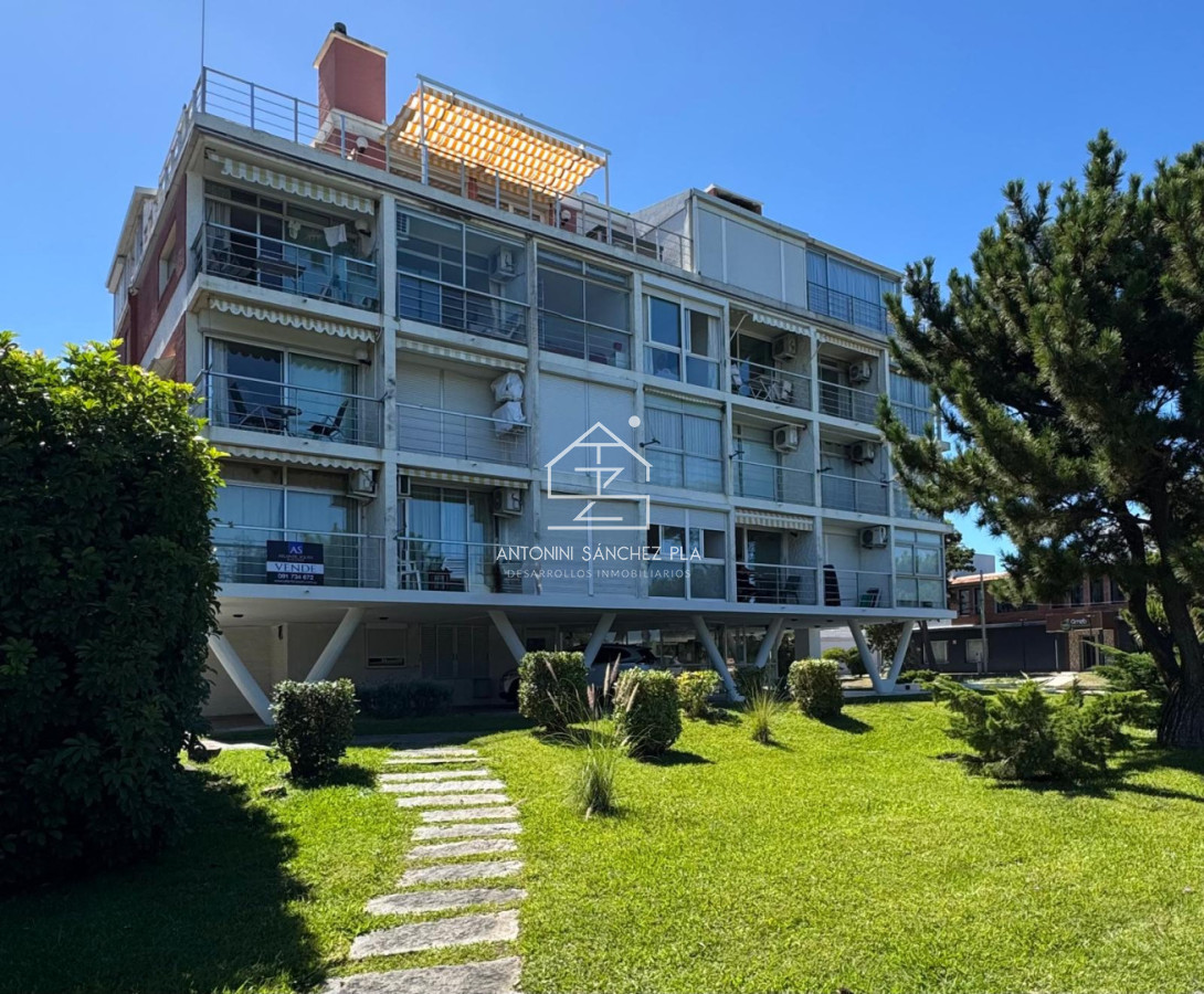 Apartamento ID.3972 - Oportunidad 2 dormitorios con balcón primera línea Playa Mansa 
