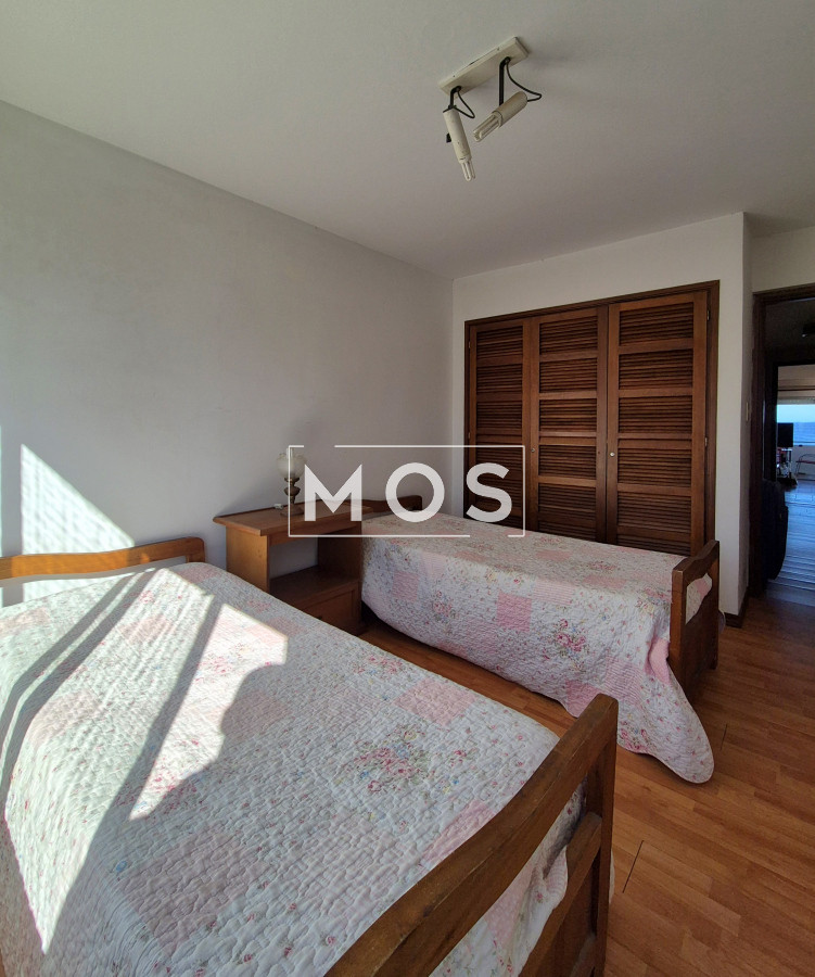 Apartamento ID.2992 - Apartamento 2 dormitorios Vista infinita al mar primera línea con estufa a leña esquinero al oeste garage Playa Mansa Punta del Este