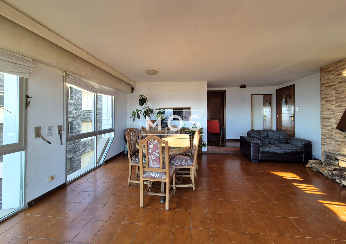 Apartamento ID.2992 - Apartamento 2 dormitorios Vista infinita al mar primera línea con estufa a leña esquinero al oeste garage Playa Mansa Punta del Este