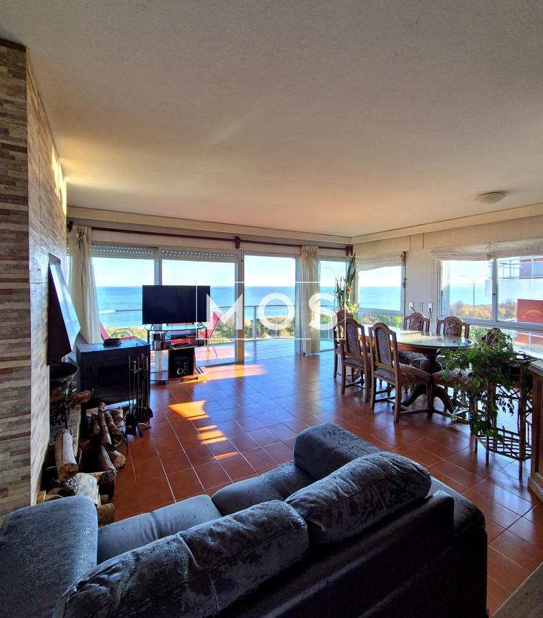 Apartamento ID.2992 - Apartamento 2 dormitorios Vista infinita al mar primera línea con estufa a leña esquinero al oeste garage Playa Mansa Punta del Este