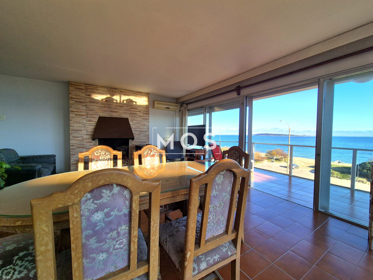 Apartamento ID.2992 - Apartamento 2 dormitorios Vista infinita al mar primera línea con estufa a leña esquinero al oeste garage Playa Mansa Punta del Este