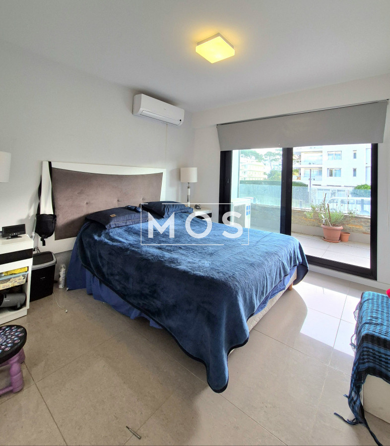 Apartamento ID.2818 - Oportunidad Apartamento 2 dormitorios moderno gran terraza cochera piscina Playa Mansa Punta del Este