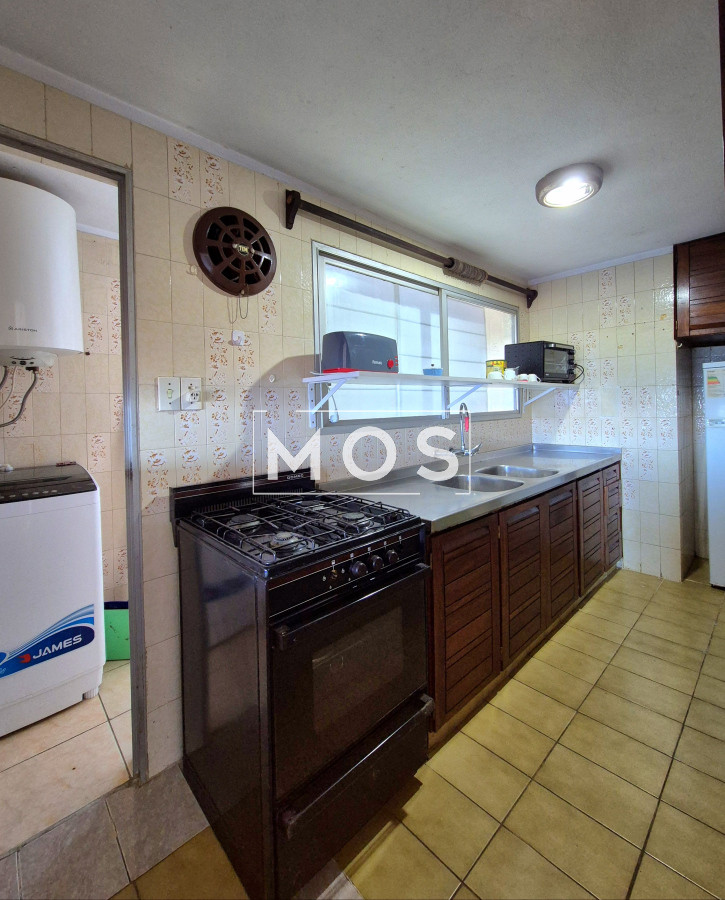 Apartamento ID.2992 - Apartamento 2 dormitorios Vista infinita al mar primera línea con estufa a leña esquinero al oeste garage Playa Mansa Punta del Este