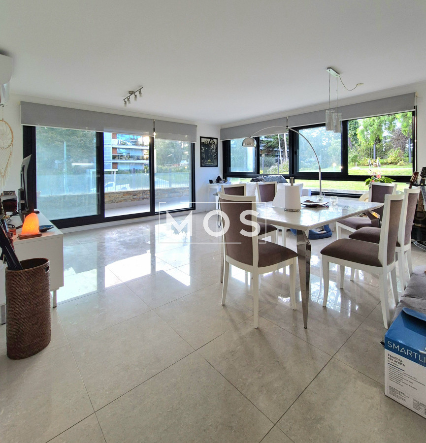 Apartamento ID.2818 - Oportunidad Apartamento 2 dormitorios moderno gran terraza cochera piscina Playa Mansa Punta del Este