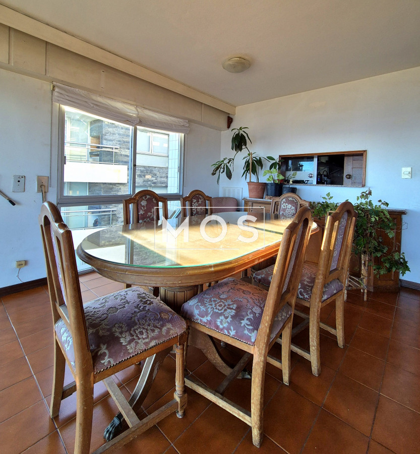 Apartamento ID.2992 - Apartamento 2 dormitorios Vista infinita al mar primera línea con estufa a leña esquinero al oeste garage Playa Mansa Punta del Este