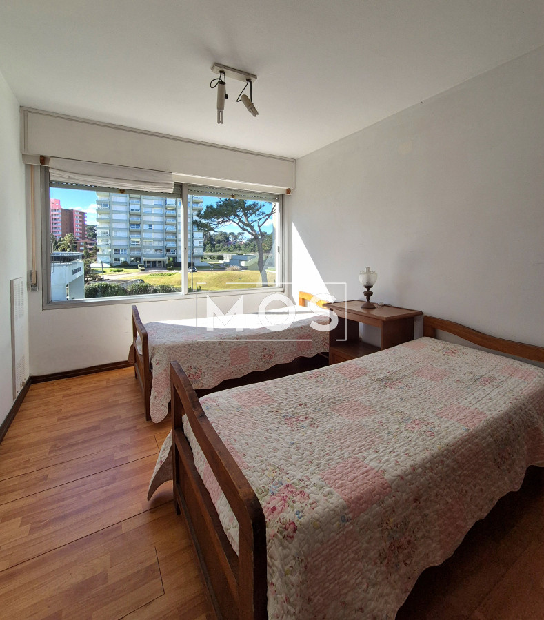 Apartamento ID.2992 - Apartamento 2 dormitorios Vista infinita al mar primera línea con estufa a leña esquinero al oeste garage Playa Mansa Punta del Este