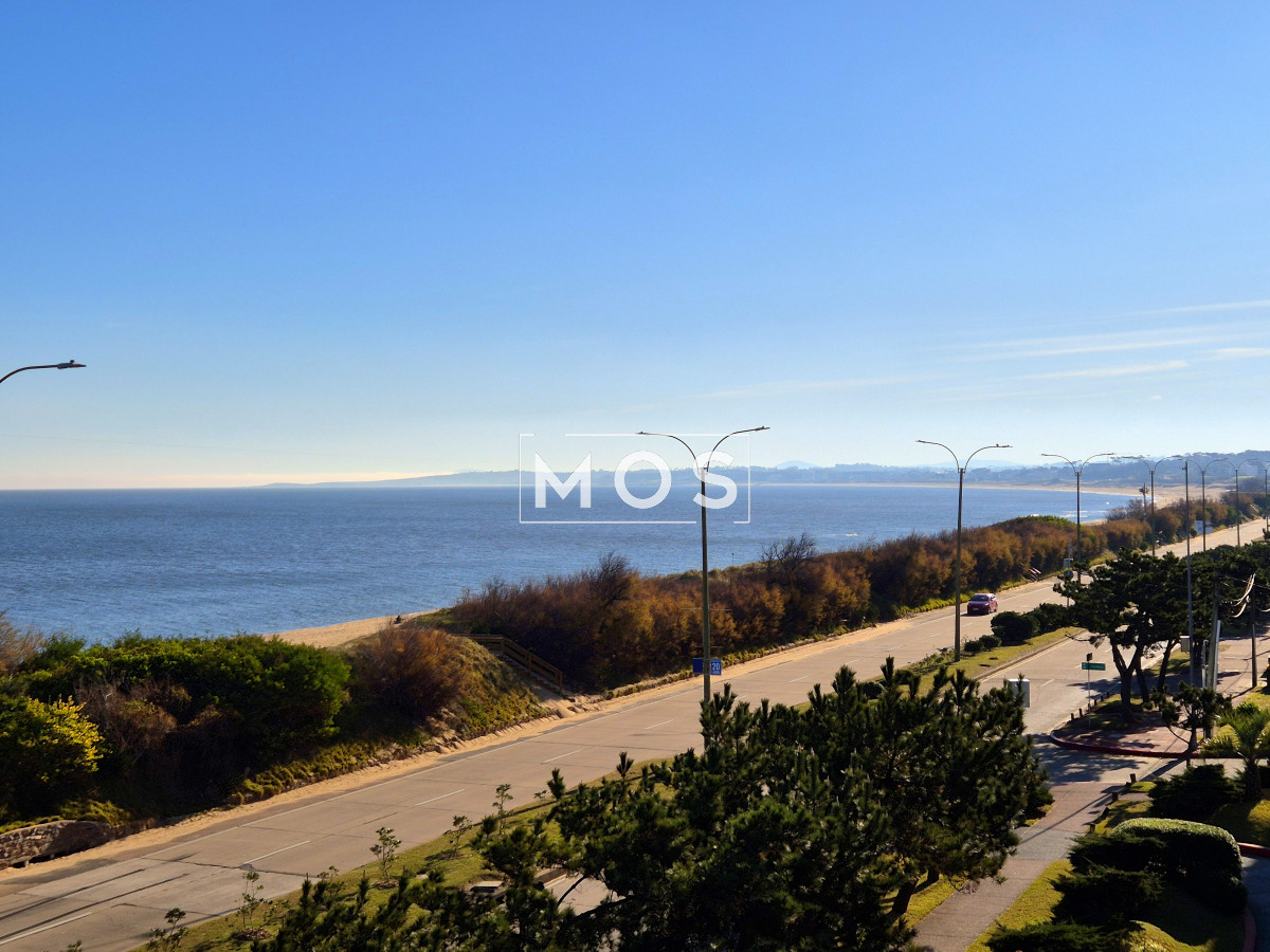 Apartamento ID.2992 - Apartamento 2 dormitorios Vista infinita al mar primera línea con estufa a leña esquinero al oeste garage Playa Mansa Punta del Este