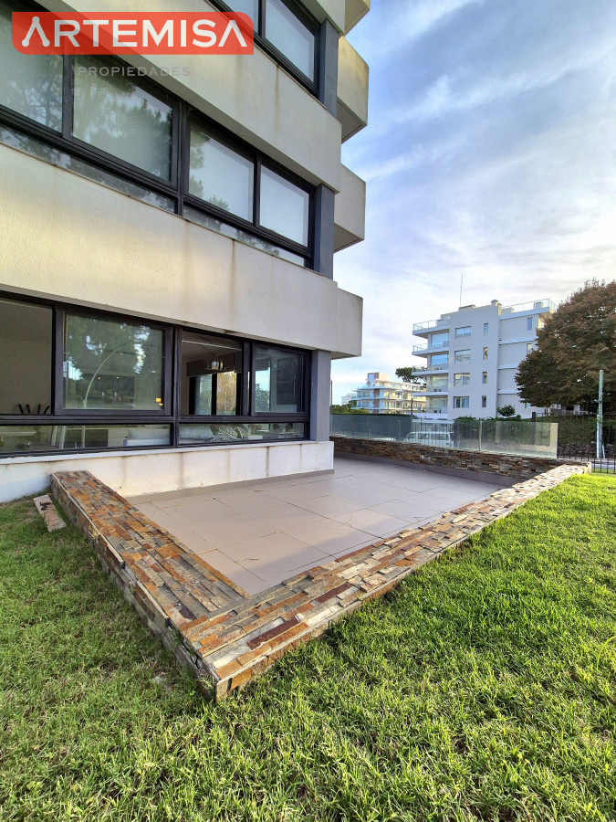 Apartamento ID.838 - Oportunidad Apartamento 2 dormitorios moderno gran terraza cochera piscina Playa Mansa Punta del Este