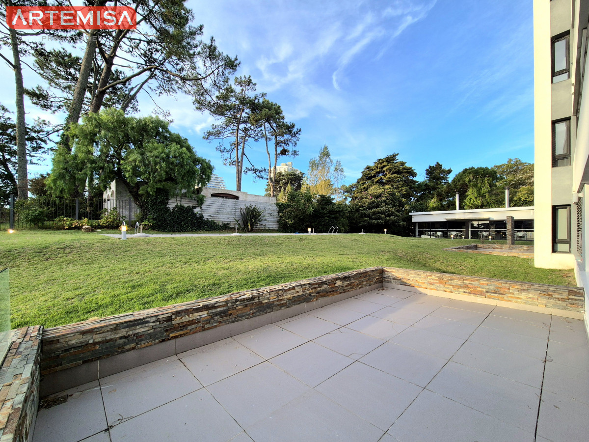 Apartamento ID.838 - Oportunidad Apartamento 2 dormitorios moderno gran terraza cochera piscina Playa Mansa Punta del Este