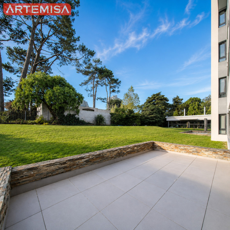 Apartamento ID.838 - Oportunidad Apartamento 2 dormitorios moderno gran terraza cochera piscina Playa Mansa Punta del Este