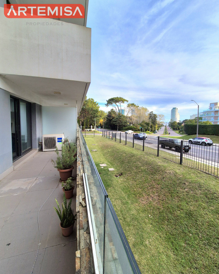 Apartamento ID.838 - Oportunidad Apartamento 2 dormitorios moderno gran terraza cochera piscina Playa Mansa Punta del Este