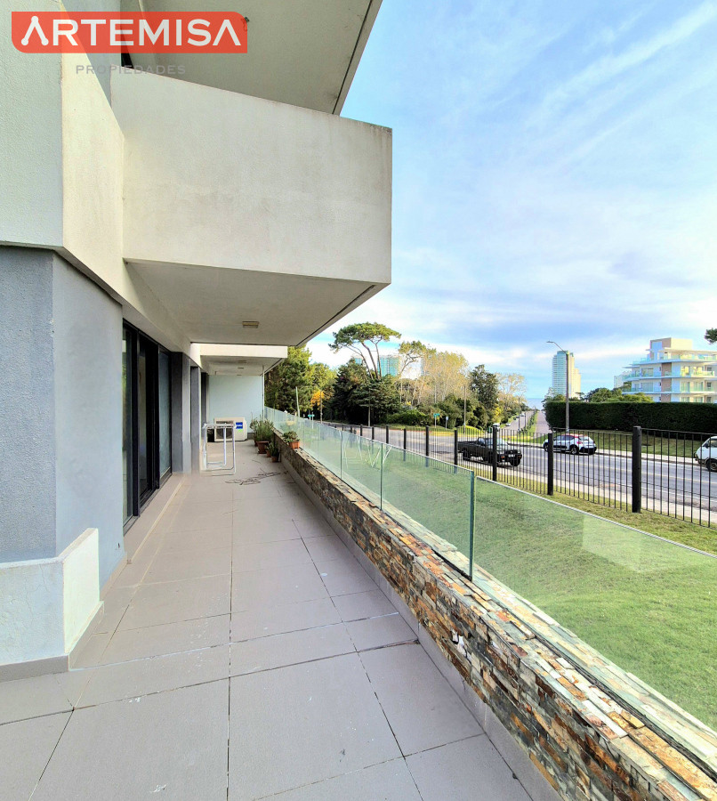 Apartamento ID.838 - Oportunidad Apartamento 2 dormitorios moderno gran terraza cochera piscina Playa Mansa Punta del Este