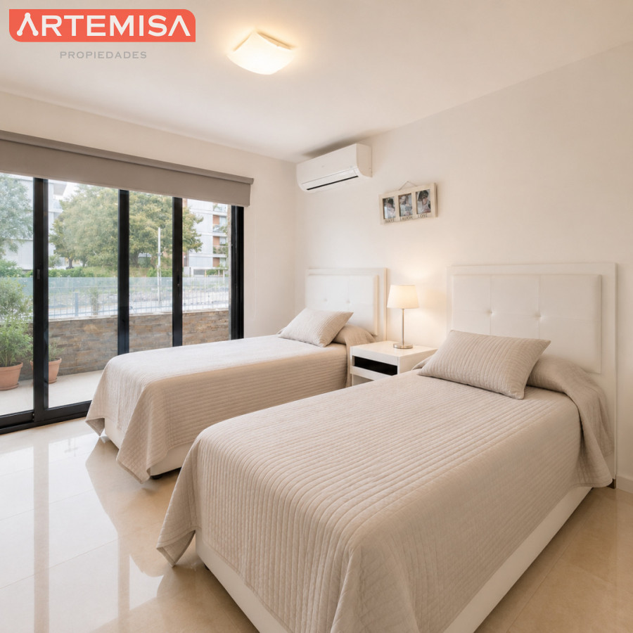 Apartamento ID.838 - Oportunidad Apartamento 2 dormitorios moderno gran terraza cochera piscina Playa Mansa Punta del Este