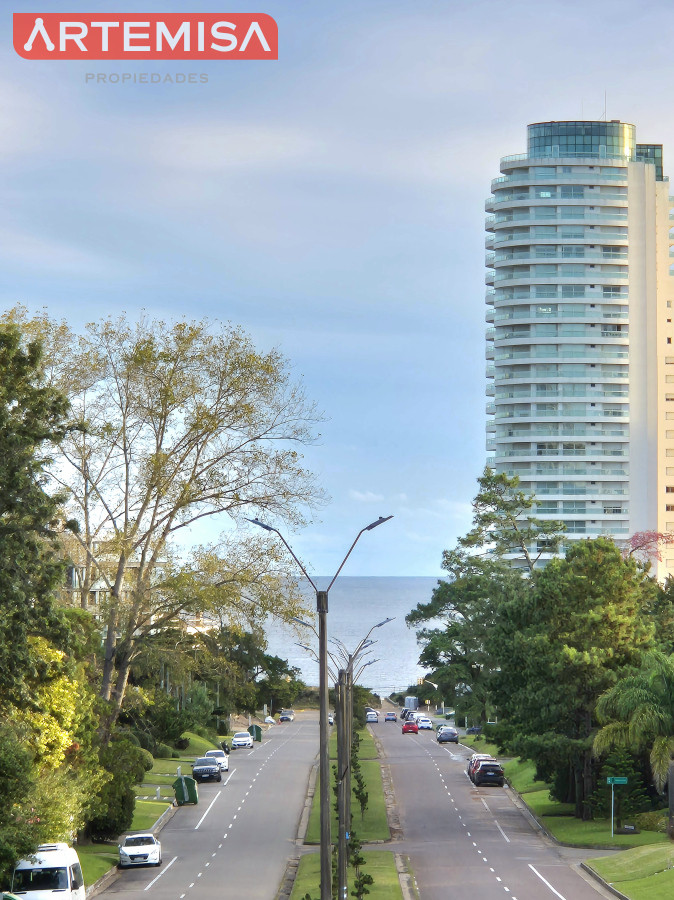 Apartamento ID.838 - Oportunidad Apartamento 2 dormitorios moderno gran terraza cochera piscina Playa Mansa Punta del Este